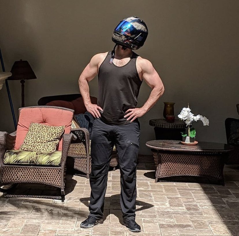 ——Saliendo así——.