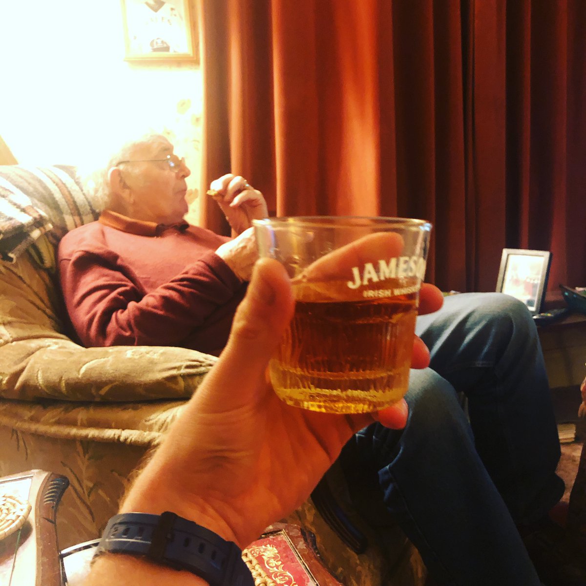 JacRyan88's tweet photo. Cheeky nightcap with the big dog! #jamesonwhiskey #dadcu #cheers https://t.co/vH0CcwDfDe
