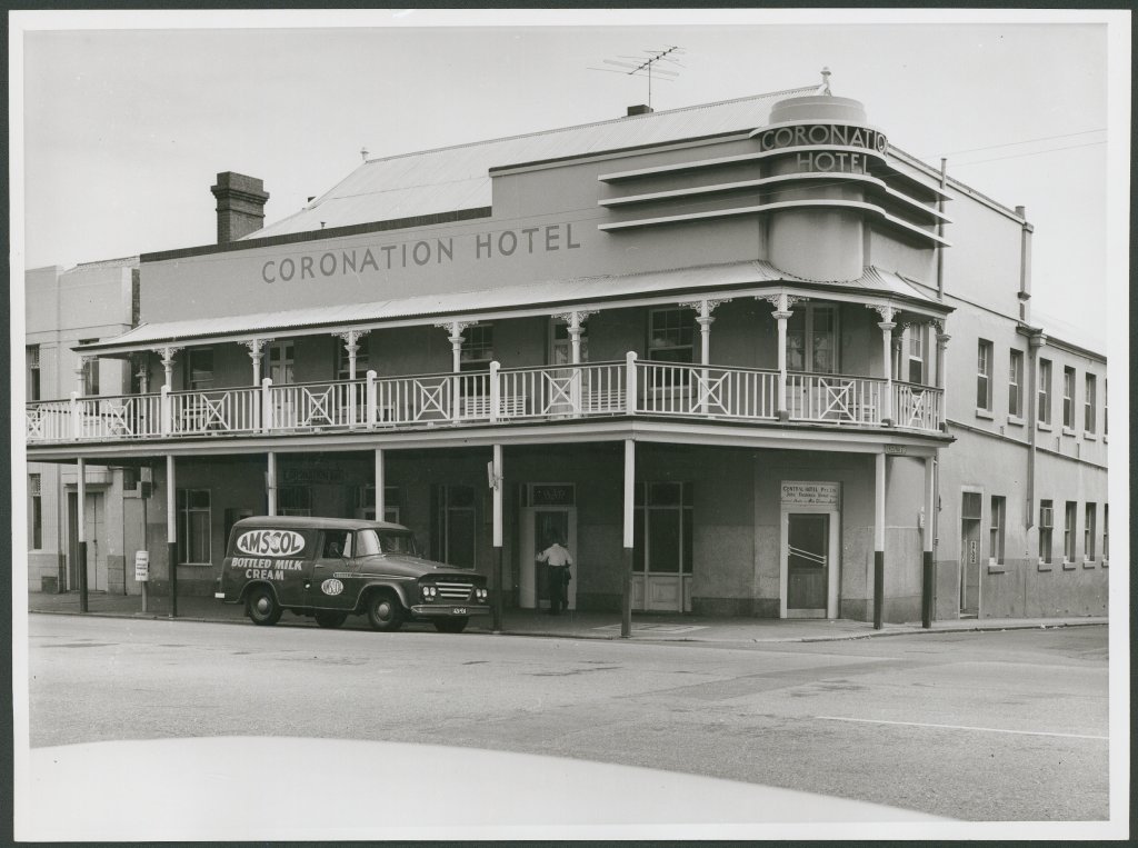 SLSA's tweet photo. A 1966 photo that pushes a few buttons. #Beer #artdeco &amp; #AMSCOL icecream

Coronation on the corner of Currie &amp; Rosina St Later names Hotel California Armstrong's Tavern &amp; the College Arms
https://t.co/SGon9uIEns

#Adelaide #SouthAustralia #CurrieStreet #icecream #pubs #hotels https://t.co/MsMdwRhr3s