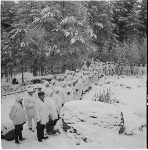 Olkoon kiitos ja kunnia ikuinen heille, jotka uhrasivat itsensä vapautemme, hyvinvointimme ja elinmahdollisuuksiemme tähden. Suurempaa ei ole. SA-kuva: Kenttäjumalanpalvelus Särkisalossa 18.12.1939. #Talvisota #105Kunnianpäivää