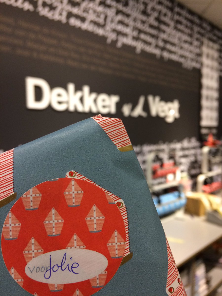 DekkervdVegt's tweet image. Wij zijn op zoek naar de man met de baard
die vanavond bij ons een grote stapel cadeautjes kocht.
Één pakje is blijven liggen en wordt nu voor hem bewaard.
We hopen dat hij dit leest zodat er op pakjesavond niet tevergeefs naar het cadeautje voor lieve Jolie wordt gezocht.