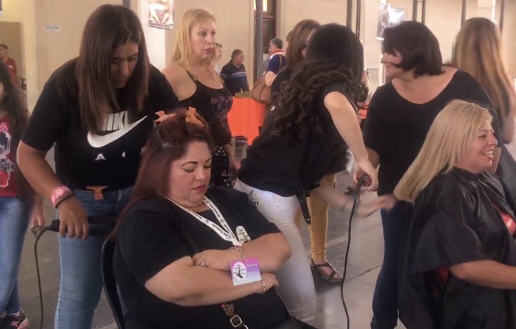 DGCELR's tweet photo. Estética - Asistentes de los cursos de Maquillaje y Peluquería ejerciendo las habilidades adquiridas a través de la capacitación. Felicitamos a las flamantes egresadas y a las docentes por el maravilloso trabajo. 
#ExpoOficios19
#UnPasoMasAdelante https://t.co/rBYkd4KgqU