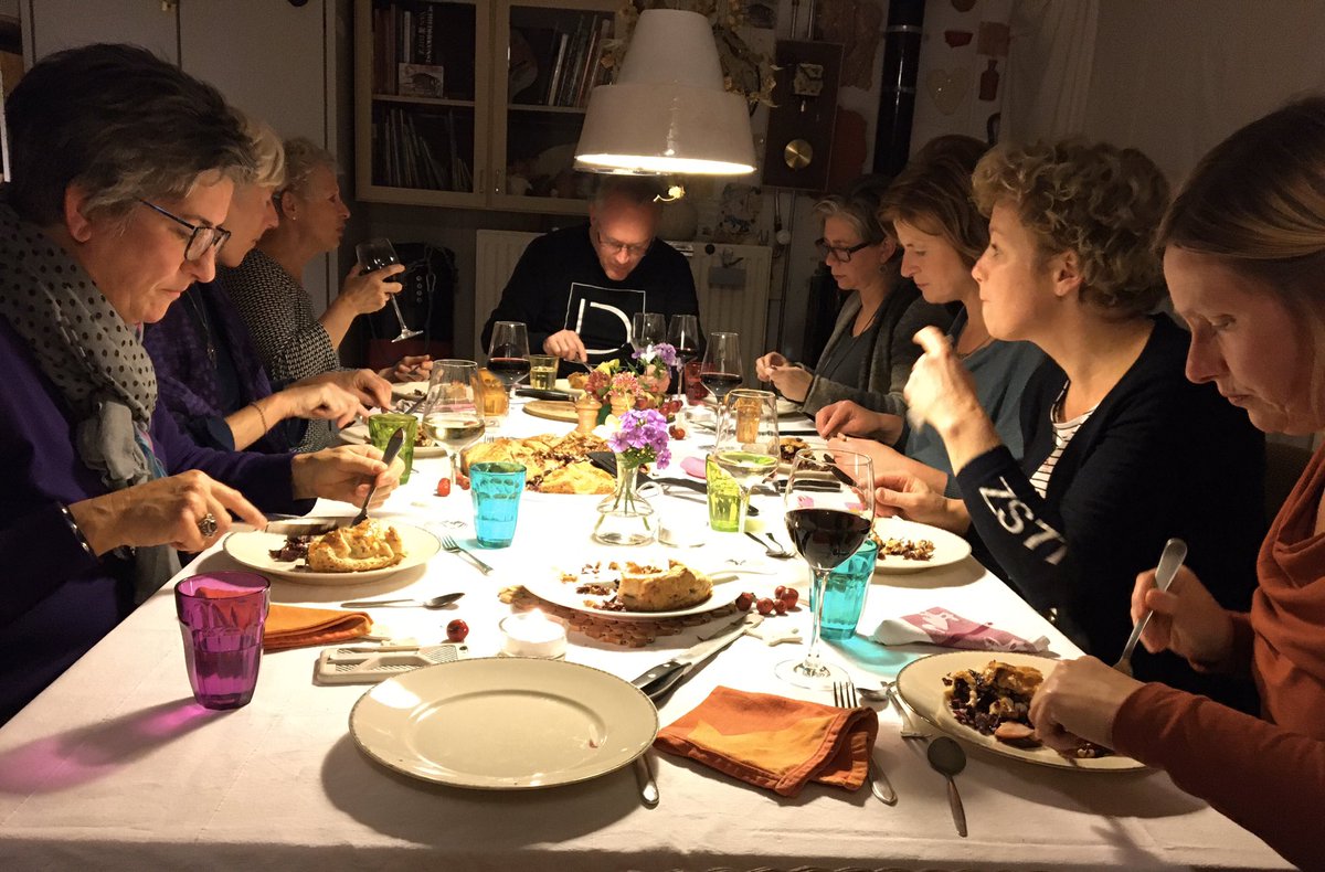 Vanavond onze werkplaats weer omgetoverd tot huiskamerrestaurant. Gezellige avond met mijn yoga groep! #samensmikkelen