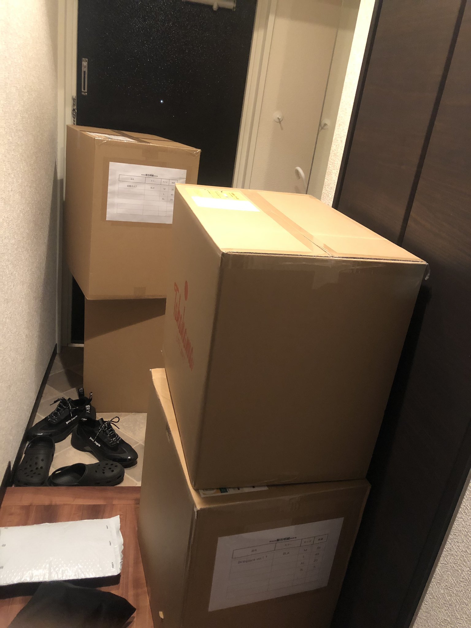 Twitter এ たなかです Birthplaceのグッズが届きましたが 僕は家から出られなくなってしまいました たくさん買ってください よろしくお願いします T Co Pgsxxyekne ট ইট র
