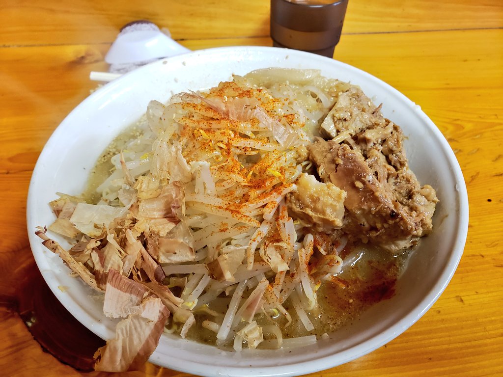 は~いお昼の1杯は❗(^○^)東京🗼からの帰りお仕事終わりの寄り道✌️@ラ-メン池田屋 吹田店濃厚塩ラ-メン中盛り(400g)全チョイ増し‼️こちらもお久しぶりでした。豚の出汁が凄いのよ😃😋濃い濃い濃いがな☺️でも旨いな😋