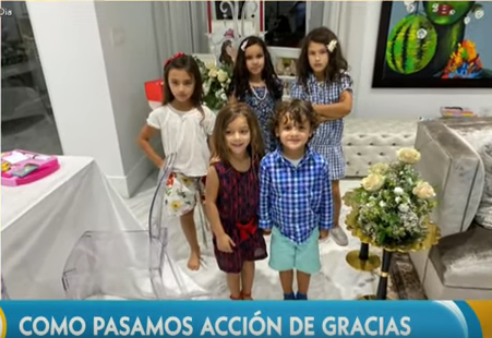 Angelmixvale's tweet photo. @ottompadron @angelicavale @angelicamaria Família #ValePadron @angelicavale @angelicamaria @ottompadron @AngelicaMasiel @DanielNicolasPV pasa el día de acción de gracias en la casa de @AdamariLopez #Alaia #ToniCosta 😍🥰🎅🎄🍩🥙🥘🥂🍷🍹🍸🍾🧁🍨🥦🍒🎊🎊🎉🎊🎄☃️❄️ https://t.co/5FSGP0W69M