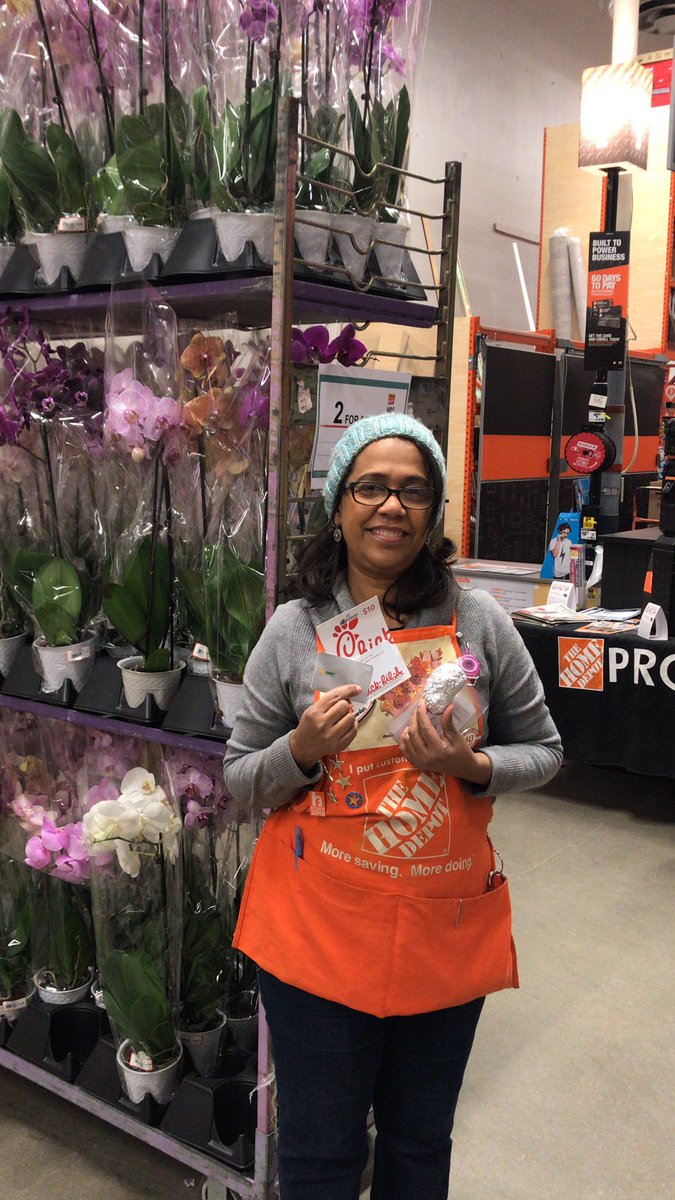 Our last hot potato winner of the night! She got her last card at 858pm and was holding the potato at 9 pm ! Go Anneris! <a href="/HomeDepotKzoo/">Home Depot Portage</a>