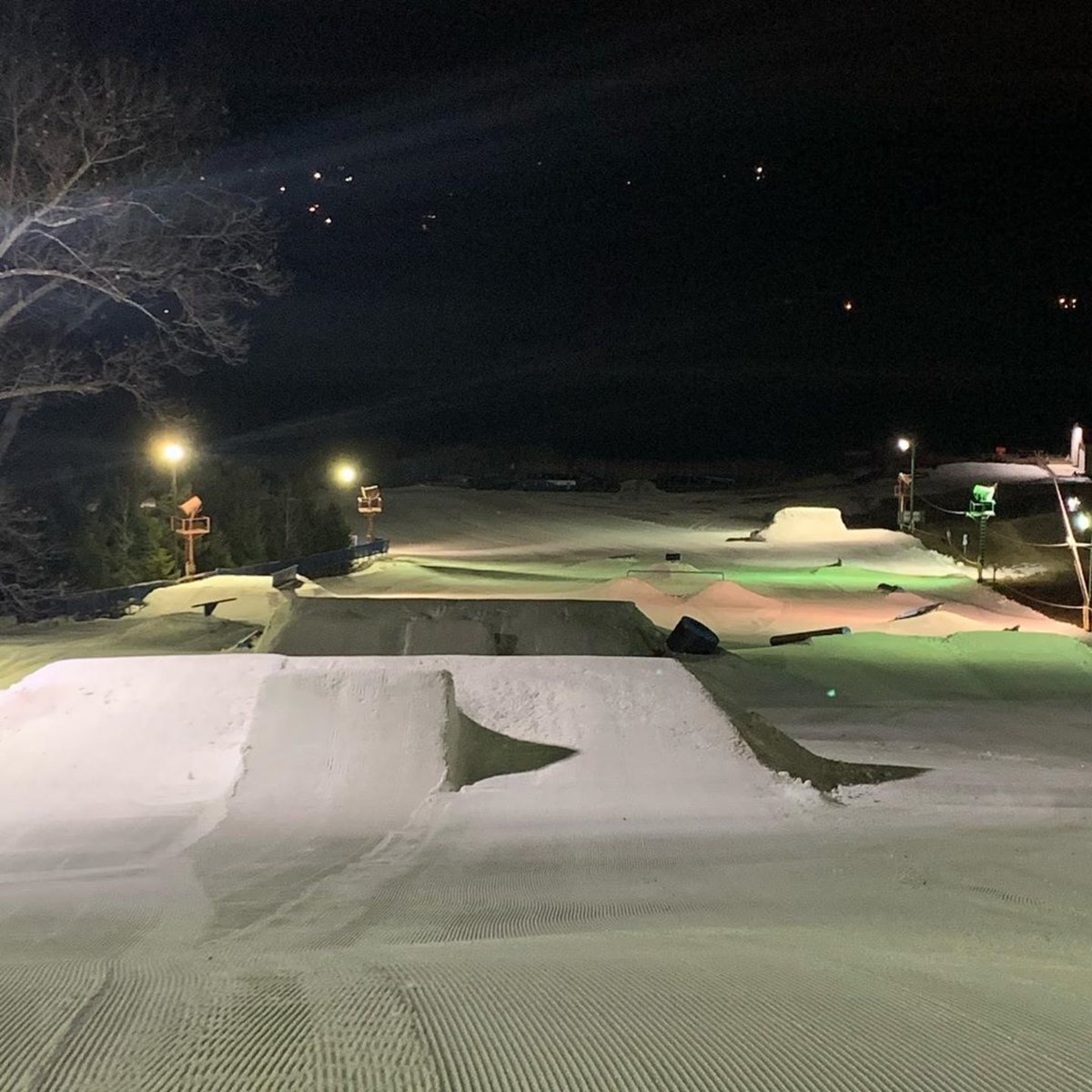 SkiPineKnob's tweet image. #Repost @pineknobpark #instagram
・・・
“Rain? Never heard of it! Current view 😱, open 3PM 💙💙🖤🖤💙💙🖤🖤
No features lost but nothing gained either, we’ll be adding more features as soon as we get some more snow” 🙂 💙
#PkDoesIt #SkiPineKnob
