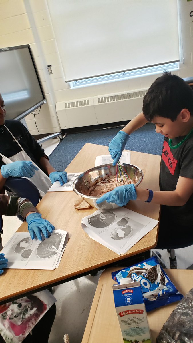 RISERoom110's tweet image. Today in cooking Ss made some  Deliciously Disgusting worms and dirt!! #yummy  #fridaycooking @PeelSchools @JamesGrievePS