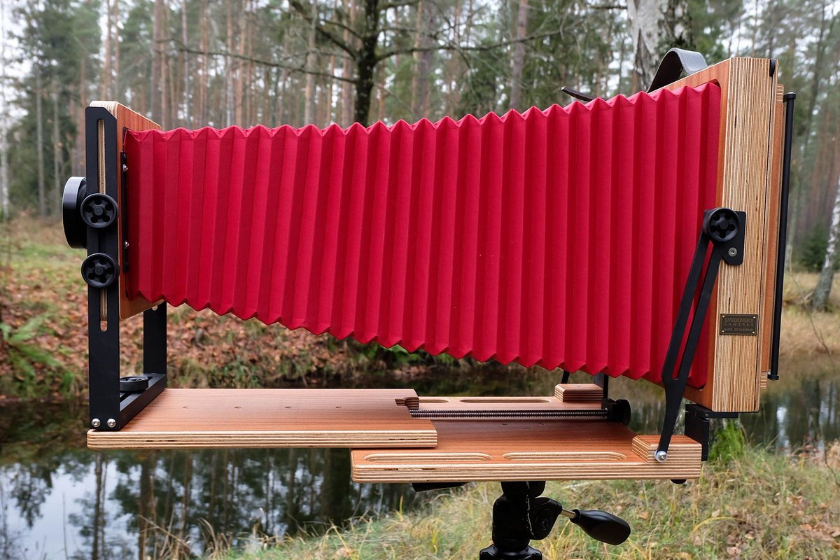 SvedovskyCamera's tweet photo. Svedovsky 8x10E, mahogany waterproof plywood, bail back, focusing screen cover, bellows ext. 600mm #8x10 #svedovsky #wetplate #tintype #largeformat #filmphotography #collodion #analog #filmisnotdead https://t.co/oQ6FiHvjx5
