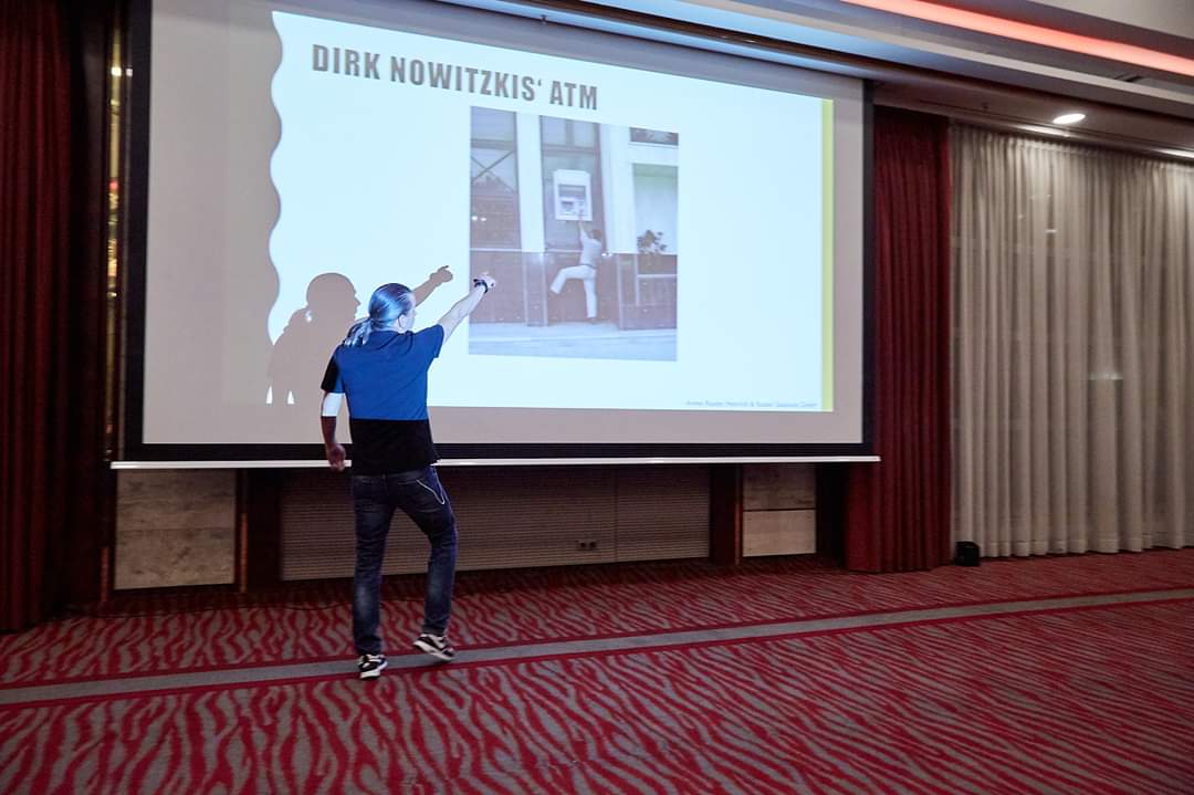 ArmReu's tweet photo. Wie ich mich fit halte? Voller Körpereinsatz bei UX Vorträgen! 😁 https://t.co/zDzgzj8D5a