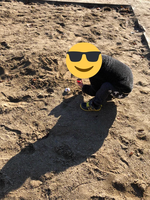長男のサッカーの練習の付き添い…というか、その横の砂場で遊ぶ次男の付き添い…。 
