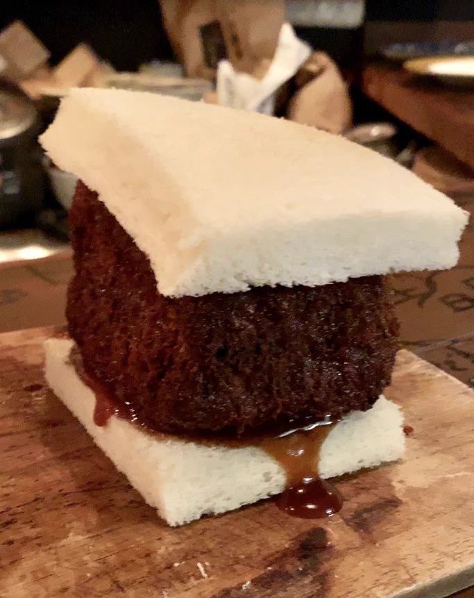 イメージしていたものとは違う？異次元のデカさのカツサンドが現れるwww