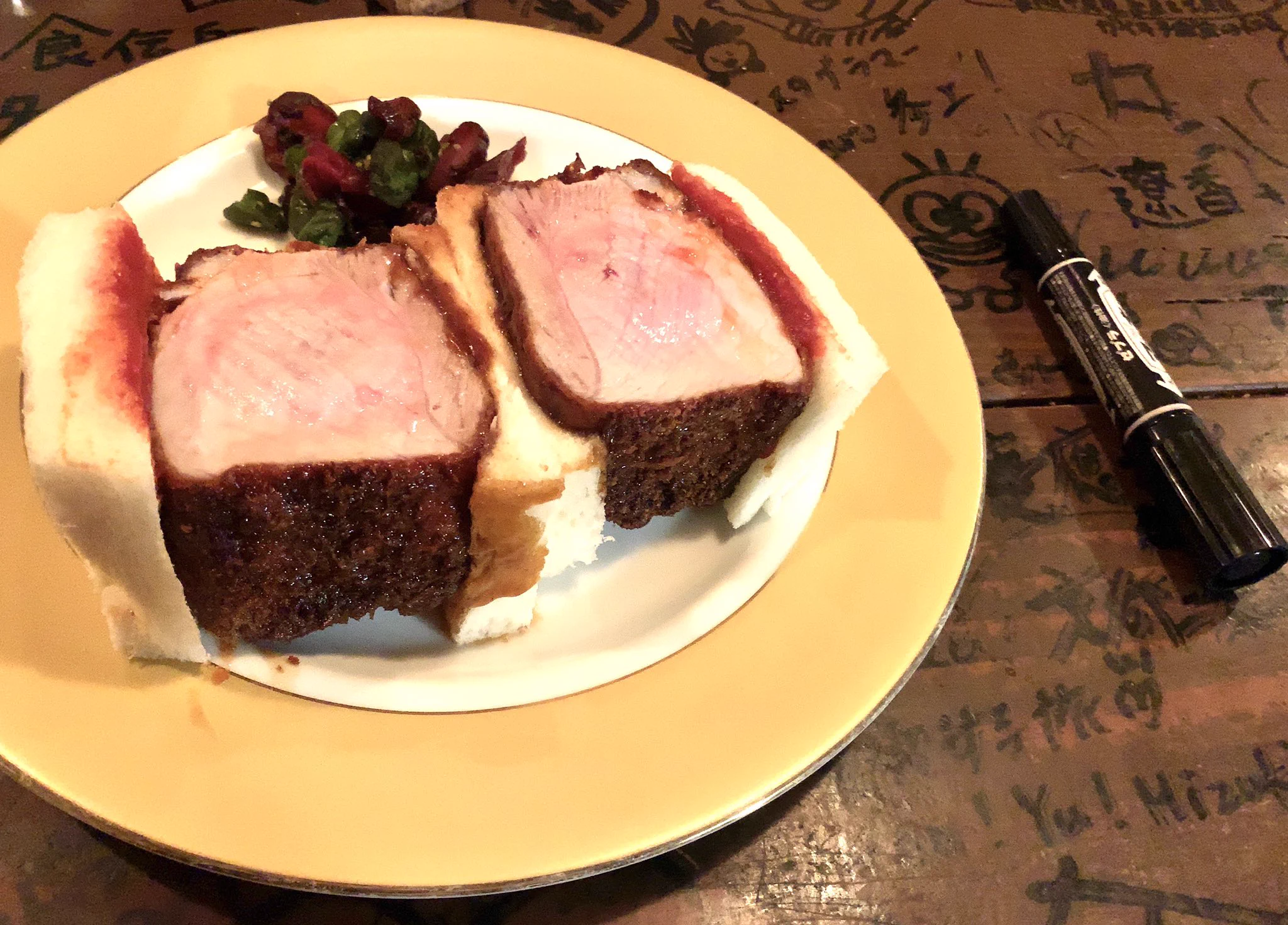 イメージしていたものとは違う？異次元のデカさのカツサンドが現れるwww