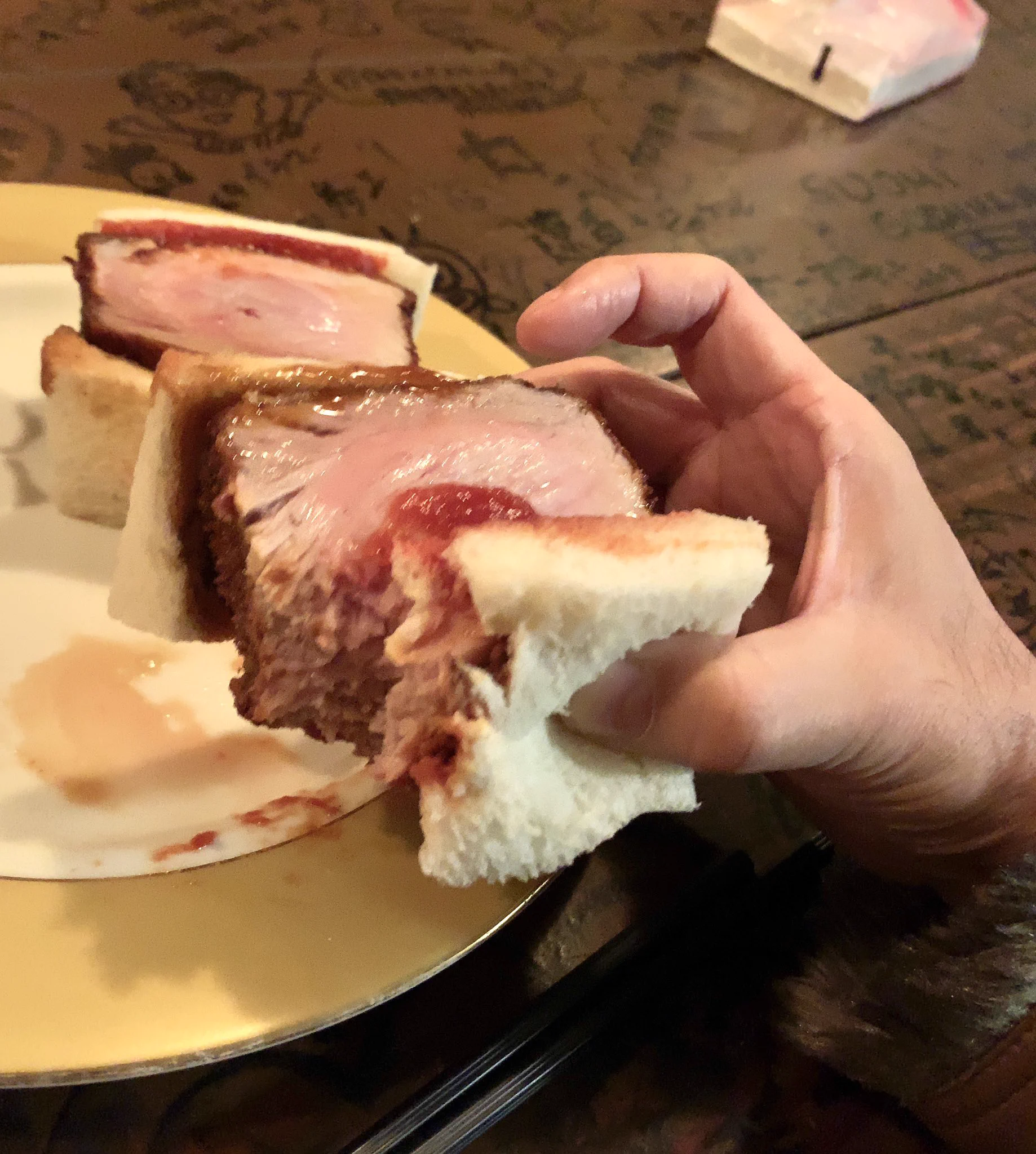 イメージしていたものとは違う？異次元のデカさのカツサンドが現れるwww