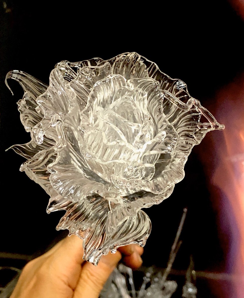 Utsusemi Glass Sculpture على تويتر 薔薇をリニューアルするよ 広げた翼じゃなくてこれで1枚の花弁 花弁の数をいい感じの所で止めたいけど 何となく追加してしまいどこで止めるかの判断が難しい 以前とはかなり印象の違うバラなりそう バラの花 Rose