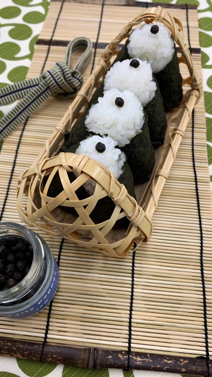 「おしゃれなおにぎり」肉みそのおにぎりに生胡椒をのせてみた！！