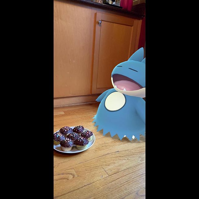 spindaround's tweet photo. treats for munchlax. #pokemon #pokemongo #cupcakes #pokemoncupcakes #munchlax #gosnapshot #pokemongoar #pokemongoarplus #nomnom #nom https://t.co/bR9TLyboIY https://t.co/nt2lEO5J7d