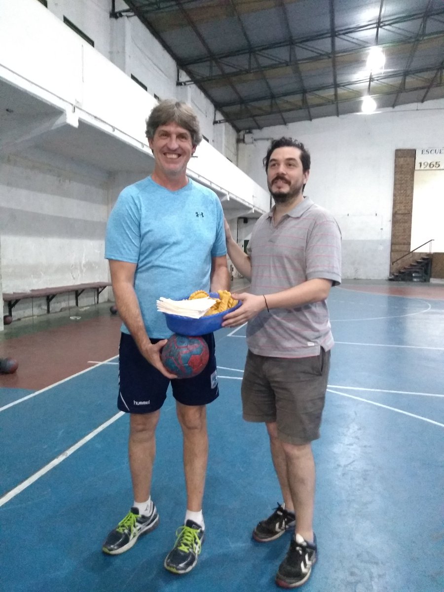 Viernes de amistoso. 
Gracias <a href="/CidHandball/">CID Moreno Handball</a> por la invitación a jugar y por deleitarnos con unas ricas empanadas!👏👏💪🏻💪🏻