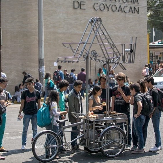 Somos muy fans de Pedro Reyes y de su pieza “Entomofagia / Grasswhopper” Carrito que sirvió hamburguesas hechas de grillos para promover el consumo de insectos. 🦗🍔⚡️❤️ #pedroreyes #cervezacrucru #sabrosayelegante #mxdf ift.tt/2P0l7Sa