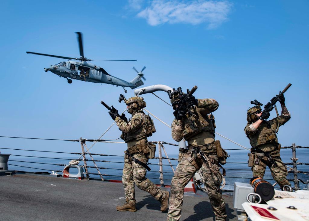#USNavy photos of the day: #USSJohnPMurtha returns from deployment, #USSGridley live-fire exercise, #USNavy Sailors man the helm aboard #USSNormandy and #USCoastGuard practices #VBSS operations aboard #USSForrestSherman. ⬇️ info & download ⬇️: navy.mil/viewPhoto.asp?