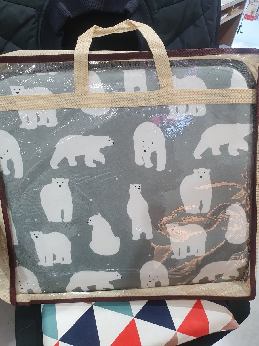 히터바람이 싫은데 추운건 더시르당..
나의 겨울을 책임져줄 겨울용품 세팅 끝

#엉따 #등따 #북극곰전기방석 #바이빔