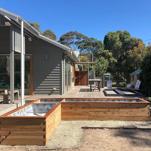 ModBOX_co's tweet image. We installed this L-shaped wicking garden bed in the perfect sunny position at this holiday house in the Mornington Peninsula. It is 0.6 metres high to keep the rabbits 🐇 off the plants 🌱, 1m x 3m and 1m x 4m long. It is divided in 3 sections to opti… ift.tt/33z5gze
