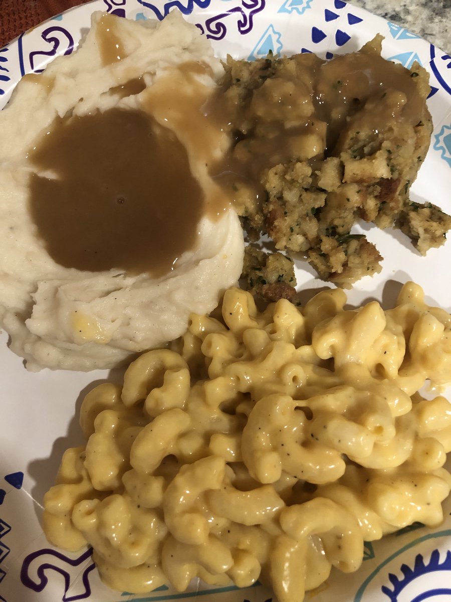 chelsearae214's tweet photo. Feeling sad about not having Thanksgiving leftovers, so just went to the store and bought pre-made mashed potatoes and mac n cheese, box of turkey stuffing, and turkey gravy mix. BEST. IDEA. #HappyTummy #Turkeyless https://t.co/fSjjXuBcop
