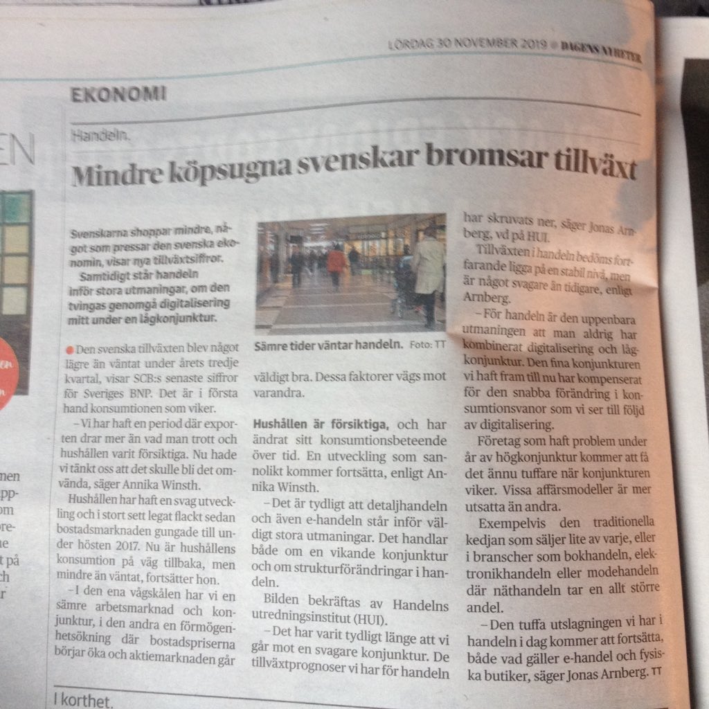 defaulten's tweet photo. Svenskarna shoppar mindre står det 16 sidor senare.  Fler än jag som blir MINDRE köpglada av påfund som Black Friday? https://t.co/KRBudXgStv