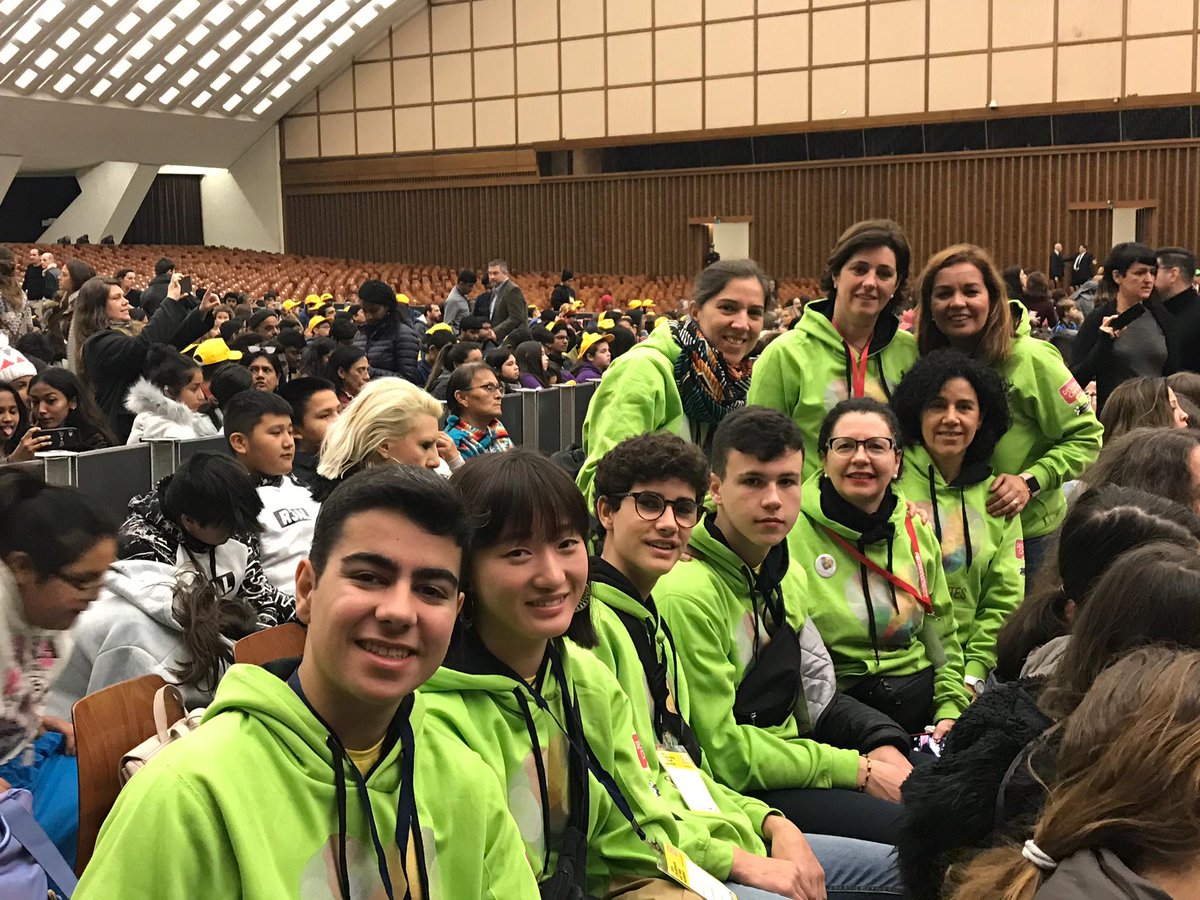 dfcspain's tweet photo. ¡Equipazo de @TeresianasSala @FETeresiana de la #DelegacionDFCEspaña! Gracias por acompañarnos en este día tan especial donde nos recibe el Papa Francisco en el Aula Paolo VI con 2.000 miembros de la familia #DesignForChange! @icandfc #ICanChildrensGlobalSummit #WordsLargest https://t.co/s0sFKsXkLB