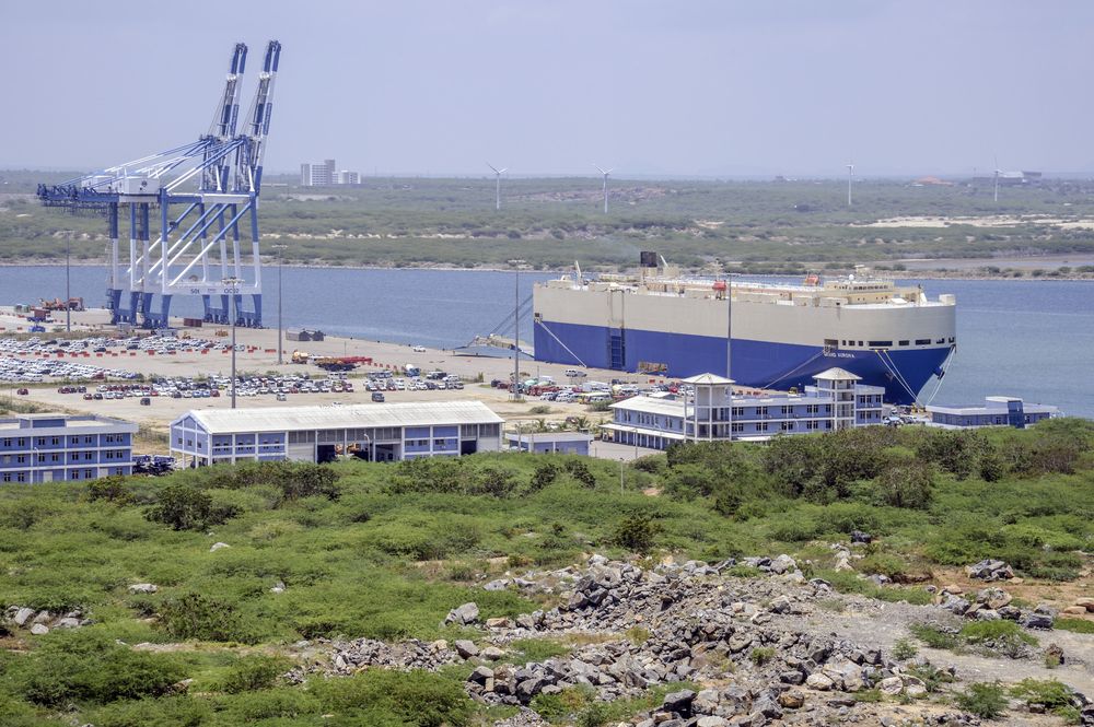 swahilitimes's tweet photo. Serikali mpya ya Sri Lanka inakusudia kutupilia mbali mpango wa kuikodishia #China Bandari ya Hambantota kwa miaka 99, kutokana makubaliano kutokuwa na maslahi kwa taifa. Serikali iliyopita iliridhia makubaliano hayo baada ya kuona haiwezi kulipa mkopo iliochukua. 📸 Bloomberg https://t.co/y6CoDtwJZN