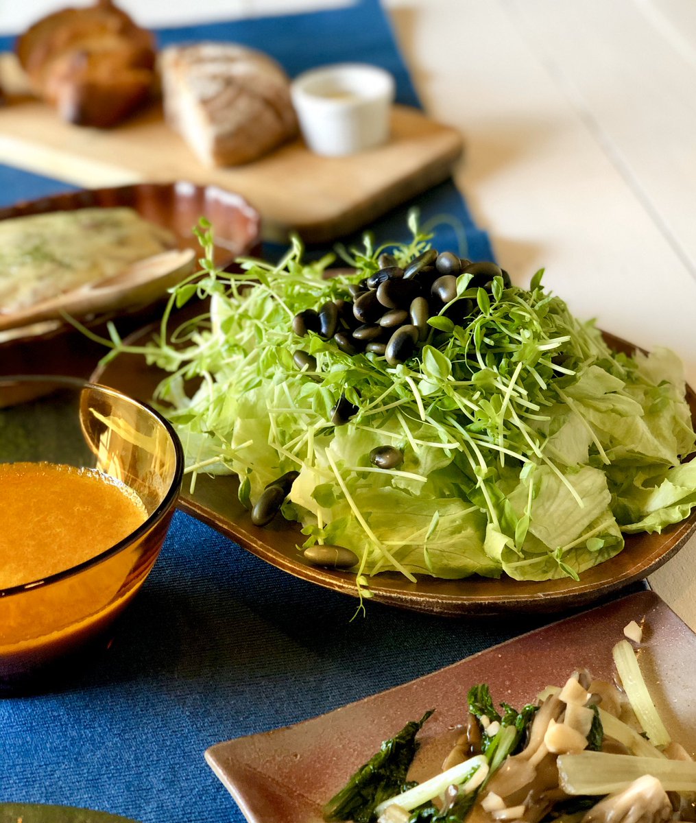 wine_ga_subete's tweet photo. 昨日作ったランチ。
(ハンバーグは友人の持ち寄りね)

冷蔵庫のもの駆使して作ったので
品数少なめだけど、まぁいっか。

外ランチも好きだけど、
家がやっぱりいいね。
何時間もおしゃべりしてられる😂

#うちご飯
#ランチ
#手作り
#結局4時間 https://t.co/8WQlwhCbbT