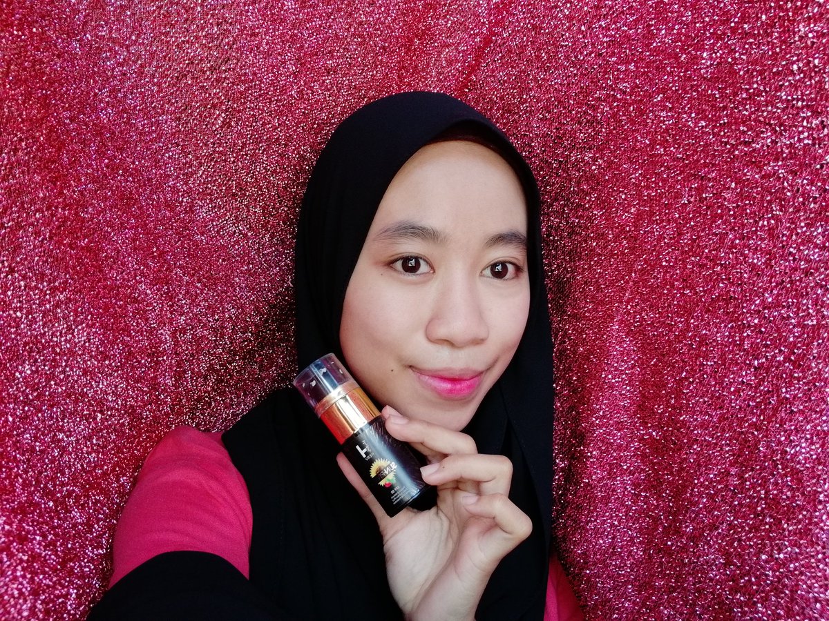 ctfahida's tweet photo. Hye 😍

Sebelum keluar rumah, jangan lupa apply sunscreen tauuu. Protect our skin first. Baru lah nanti jeragat semua takut. 

Harini fida pakai sunrival dari herv. Besttt sangat cepat menyerap terus ke dalam skin. Bau manis manis strawberry ya Allah syokkk betul😘 https://t.co/El3SxHdflp