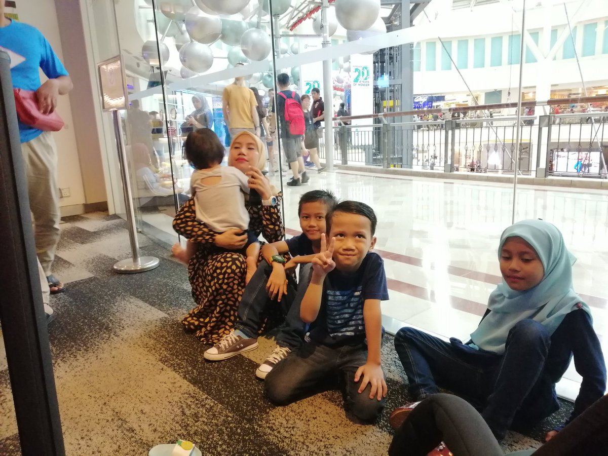 RazzifN's tweet photo. School out!! Let's holiday began kids..! https://t.co/85mU2nnfcl