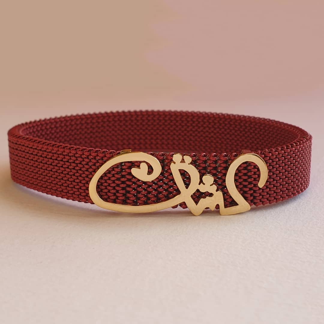 RazanBasim's tweet photo. عشق ♡
"Ishq Collection "❣
For custom made gold bracelet on Italian stainless steel, available in more than 10 colours. 
18K Gold 
Freehand Drawing by Razan Basim https://t.co/2Uyv8LEE5t