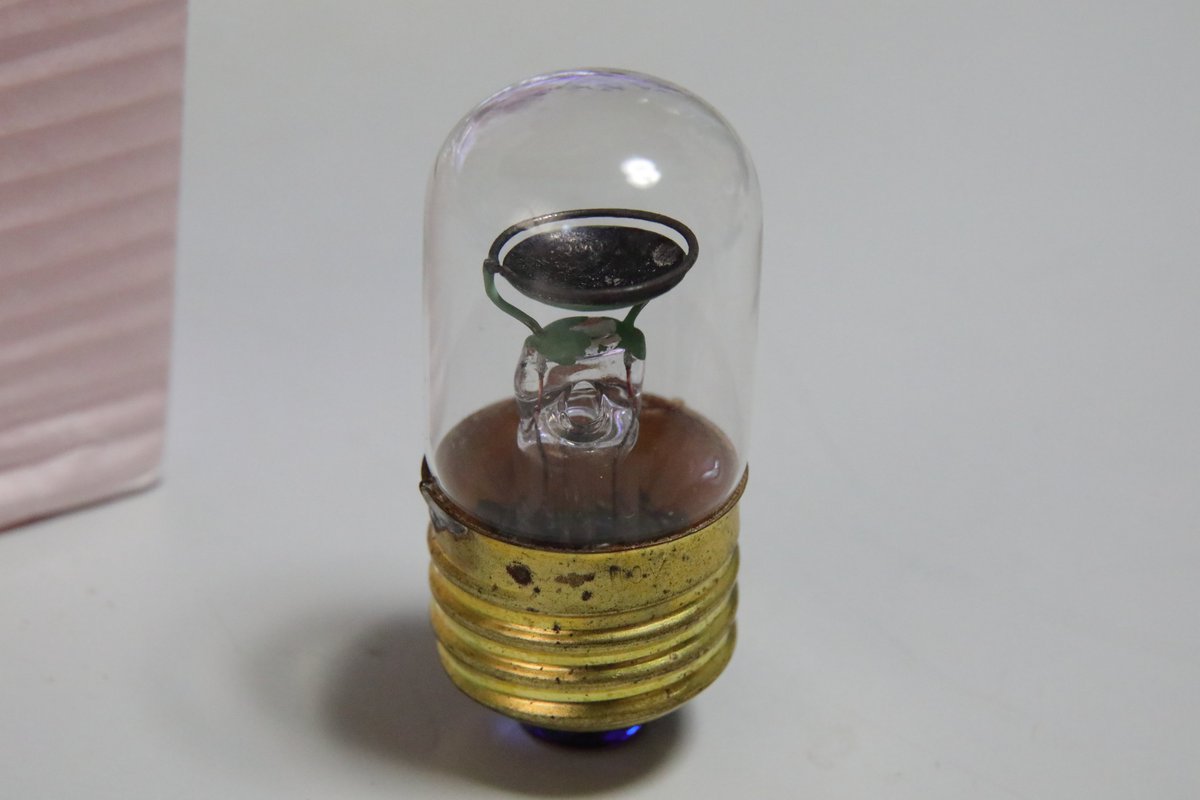 ガッツポーズ ネオン管 ネオン電球 アップの写真