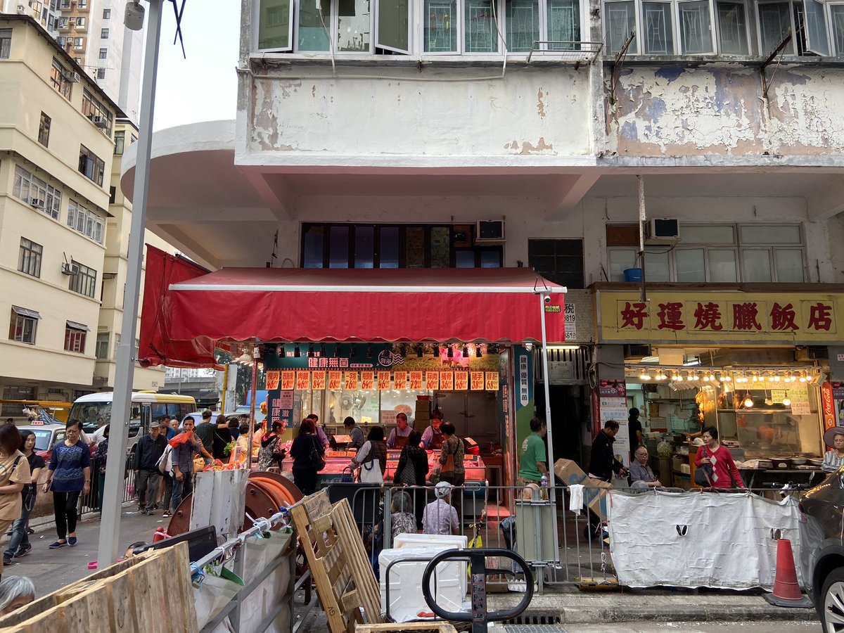 In Shau Kei Wan, which has a high rate of elderly poverty, I talked to several elderly lined up outside the only restaurant in the area that gives out free riceboxes to the needy. They were 3 hours early, but food runs out as soon as it’s distributed at 6pm..