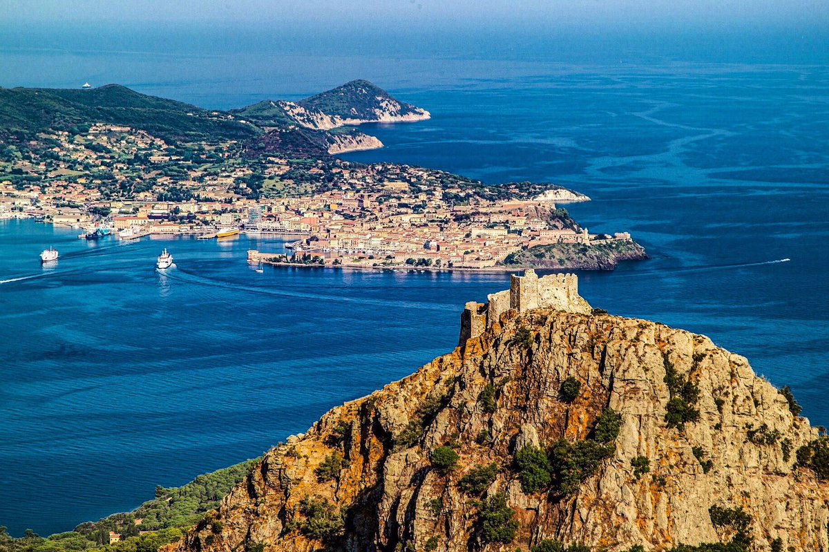 ElbaPer2's tweet photo. #BuonGiorno dall’#IsoladElba che si mostra con tutto il suo fascino e la sua bellezza. Scoprirla vi farà innamorare. Oggi #Sabato29Novembre vi mostriamo il #CastellodelVolterraio e il golfo di #Portoferraio #ElbaIsland #ElbaPer2 #Turismo #Tourism #VisitElba Ph. #DanieleAnichini https://t.co/HF29V0HWn9