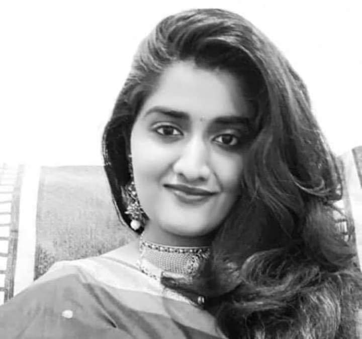 Rachana_Salunke's tweet photo. भारत इतना ज्यादा सहनशील हो गया है कि एक महिला डॉक्टर, एक बेटी को रेप करके जला दिया जाता है!
 ये तस्वीर डॉ.प्रियंका रेड्डी की नहीं,हमारे मर चुके समाज और मर चुकी संवेदनाओं की तस्वीर है
#JusticeForPriyankaReddy 
#RIPPriyankaReddy https://t.co/yT0WNuKsiz