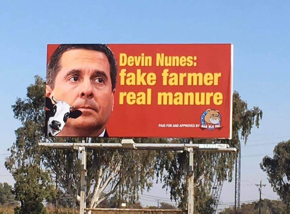 LoveDetroit00's tweet photo. Someone put this up in California so that @DevinNunes can see it when he drives by..

      MOOOONURE😂😂 https://t.co/tDcXaZTR29