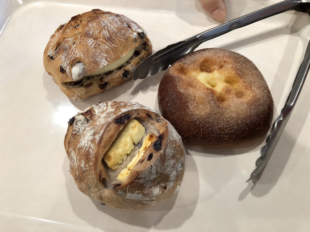 Tomonori_Nari's tweet photo. ちょーっと早いけど、おやつタイム？
(子供３人産んでるから、お腹が空くのが早いと言っている...笑(￣▽￣))
仲良く全部半分こで、いろんな味を楽しめる😋
ラムレーズン　ブルーベリーチーズ
シナモンバター
#桜島  #錦江湾
#hacos.  #ハコス #姶良市 #重富公園
#無事かえるくん🐸💕 https://t.co/9Sr5Wi3J95