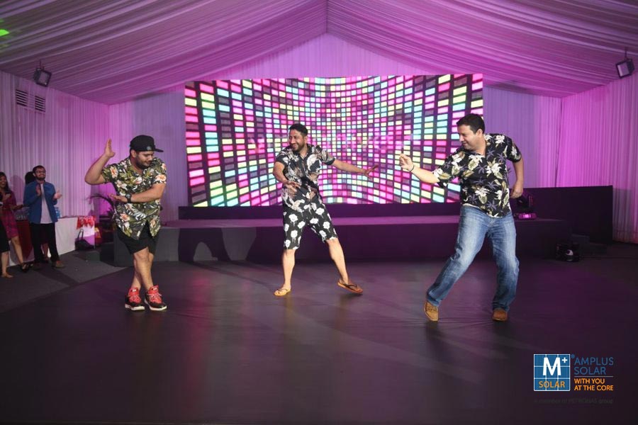 amplussolar's tweet photo. Still can't get over the fun, madness and beautiful memories from our Goa offsite.
Here are a few glimpses of some amazing performances by Amplusites from the talent night in Goa.
#Goa #LifeAtAmplus #GreatPlaceToWork #InsideAmplus #offsite #glimpses #memories #AmplusSolar https://t.co/86h2GgQXqI