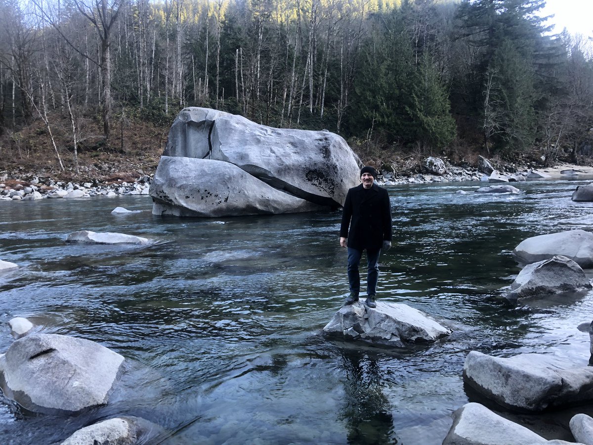 1/4 Today’s adventure took me and a friend out to central Washington to Leavenworth’s Christkindlmarkt (Xmas market) - taking the scenic US-2 route, we saw lots of snow, and we stopped to admire the mirrorlike Lake Wenatchee (my hands were cold from taking the underwater pic!)