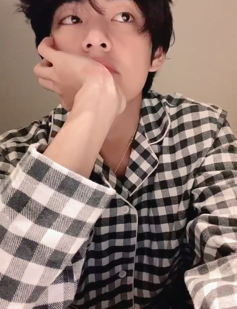 RoadBt's tweet photo. @BTS_twt
#ToBigHit
#ProtectTaehyung
I don't know if it is true or not but please increase his and December concert's security. Please bighit we request you pleaseπwe really care about our Taehyung and we don't want him to get hurt so please look seriously into this matter.ππ https://t.co/K7n3fPEhxK