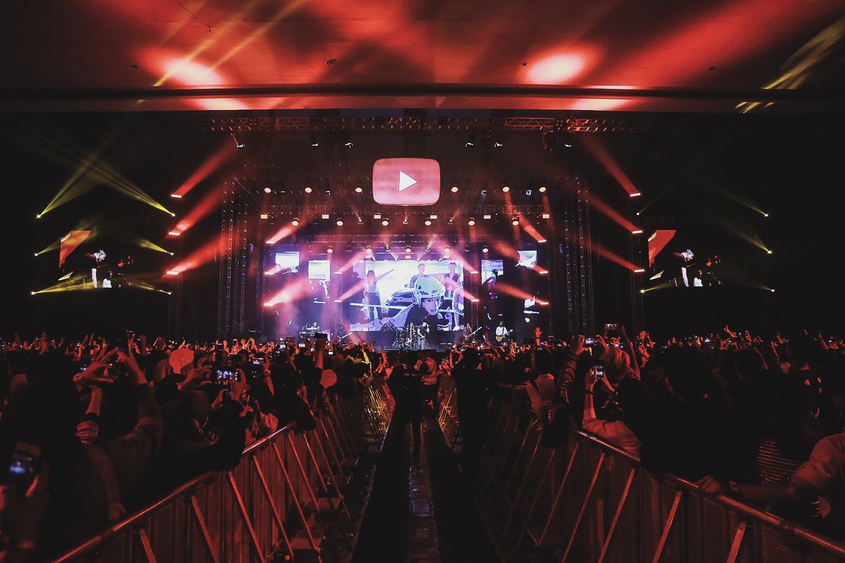 Potret @YouTubeFanFest 2019 semalam. Terima kasih untuk kalian yang sudah hadir 🙏🏼 #KeterkaitanKeterikatan #YTFFID 

Photo by: <a href="/HafizhWeda/">weda</a>