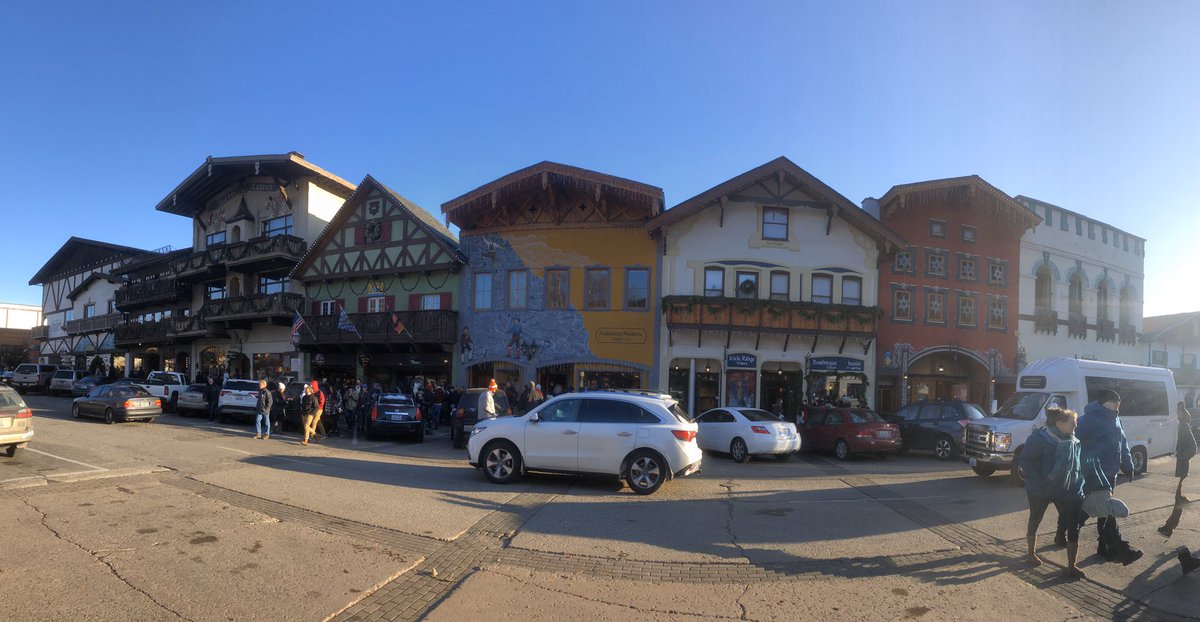 3/4 once we made it to Leavenworth, we checked out the town including the Christkindlmarkt during the afternoon before grabbing some delicious German food in the Bavarian town (not pictured: schnitzel, sauerkraut, red cabbage, all currently residing in my stomach)
