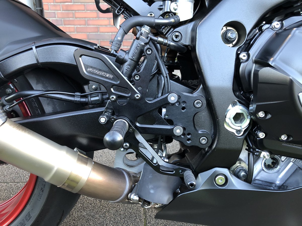 L9Sin_GSXR1000R's tweet photo. 子供らからの誕プレ
ストライカーのバックステップ
本日 漸く装着完了 ‼︎ ( •̀∀•́ )b
日陰で2時間作業してたら
鼻水ダラダラだが…
サイコーーーーーーー ‼︎ (๑ᵒ̴̶̷͈᷄ᗨᵒ̴̶̷͈᷅)و
ホントありがとなーーーー‼︎
#gsxr1000 #gsxr1000r #striker #ストライカー #バックステップ #rearset https://t.co/8cOsUaunfA