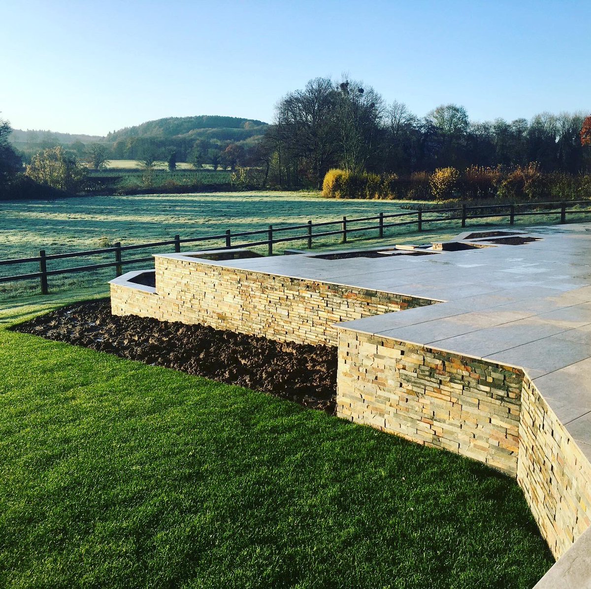 LtdAveryLand's tweet image. A sight for sore eyes yesterday morning after all the recent rain and dull weather!                                          Just the finishing touches to this project now before planting it up in the Spring. #averylandscapesltd #slatecladding #porcelainpaving  #garden