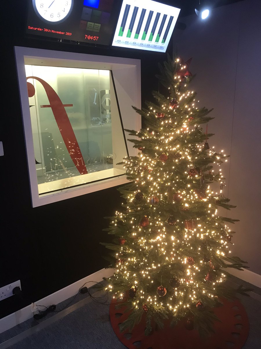 The @ClassicFM studio is starting to feel very Christmassy 🎅🏻🎄 ( special thanks goes to @MargheritaT)