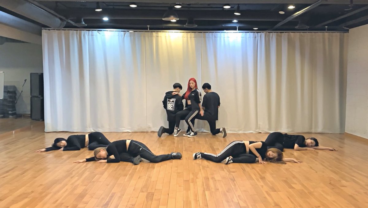 NARI_Official__'s tweet photo. Favorita 안무 연습 영상이❗️날나리 채널에 공개 되었습니다 
안무가~ 아~주 그냥 크으으으~👍 

Favorita Dance practice video has been shown on YouTube's Nalnari Channel❣️
https://t.co/d4LVRiwBXe https://t.co/xU6eN8yrdS
